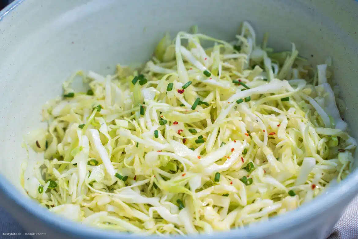 Spitzkohlsalat - einfaches Rezept, leckere Beilage | tastybits.de